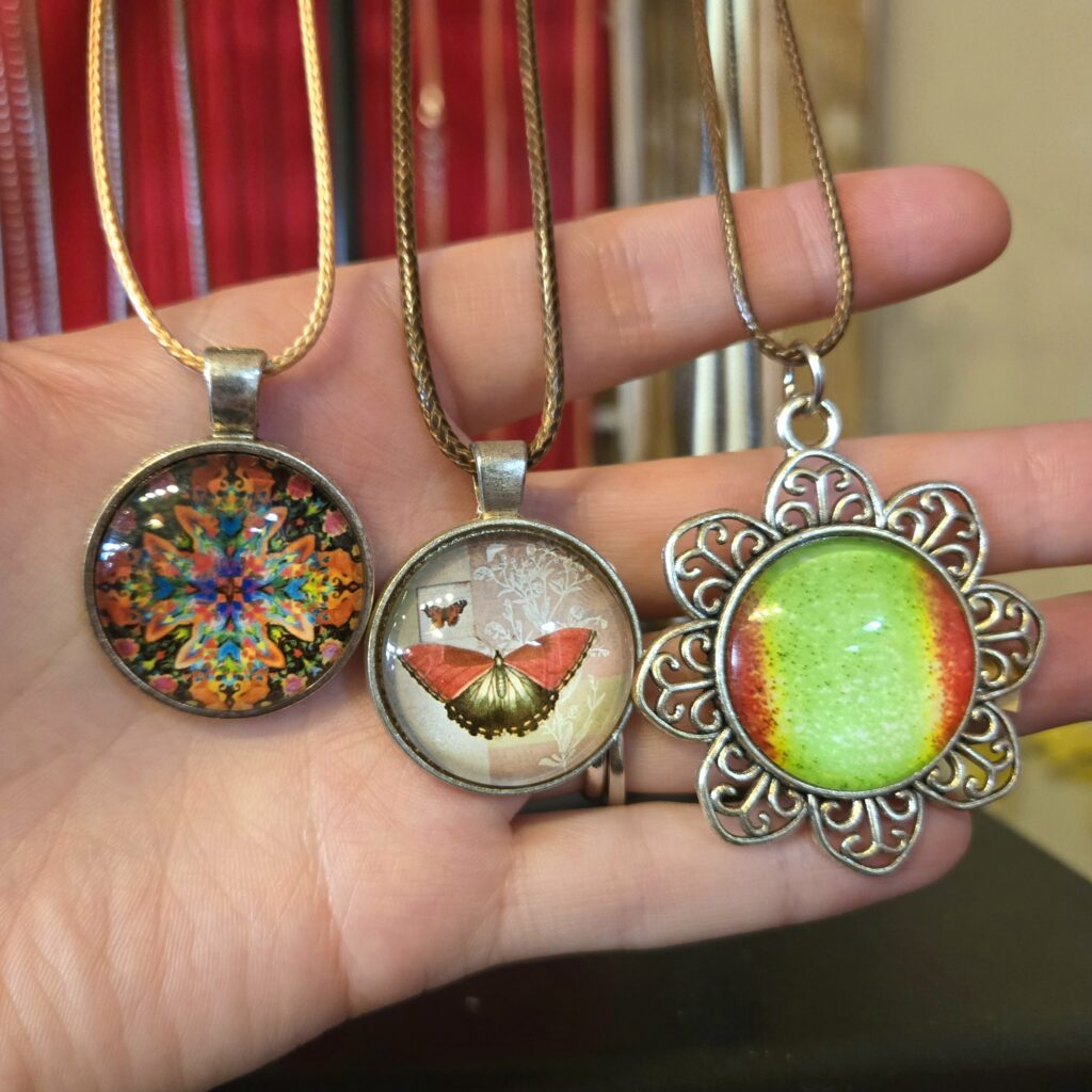 Cabochon pendant necklaces